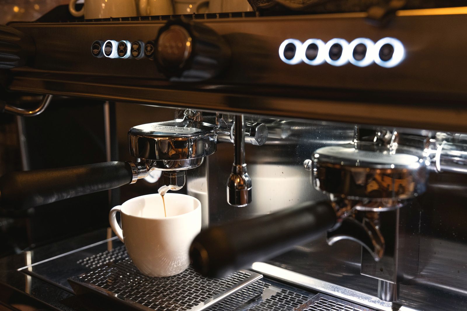 Tresen und warme Atmosphäre im Noélie Café | Bar
